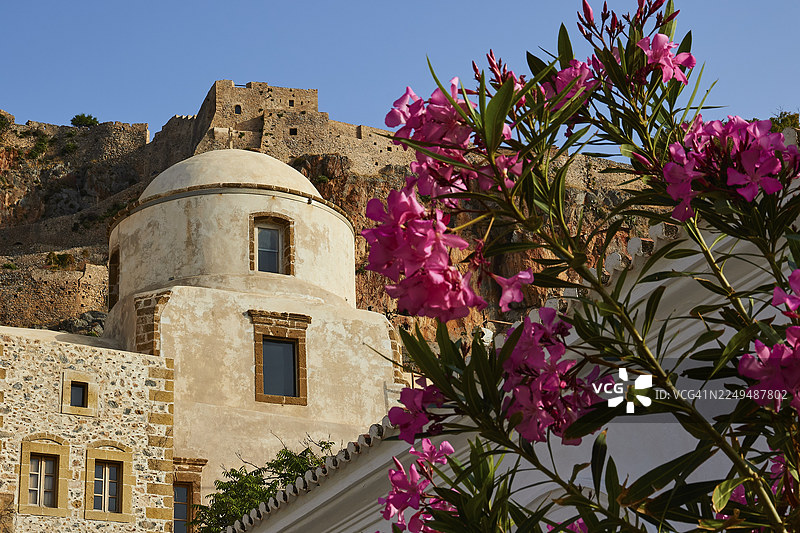 黑白教堂，圆顶，古老堡垒，前景有鲜花，莫奈姆瓦夏，马尔瓦西亚，拜占庭小镇，岩石岛，堡垒，拉科尼亚，伯罗奔尼撒，半岛，希腊图片素材