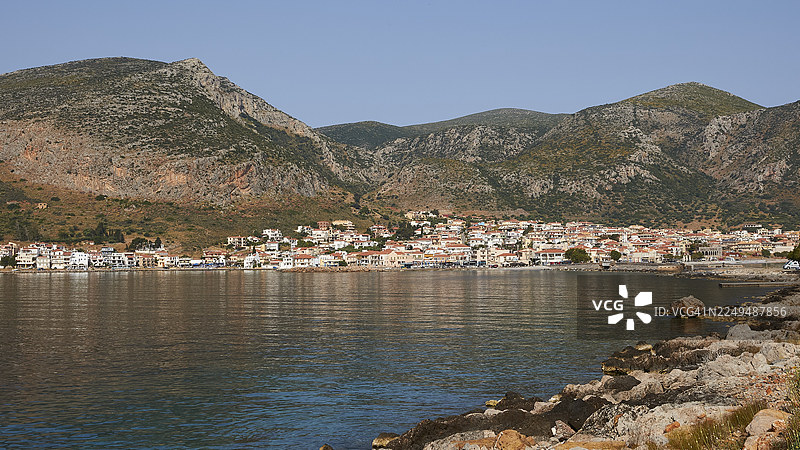 宁静海边的小型沿海城镇，被群山环绕，莫奈姆瓦夏，莫奈姆瓦夏，马尔维西亚，拜占庭小镇，岩石岛，堡垒，拉科尼亚，伯罗奔尼撒，半岛，希腊图片素材