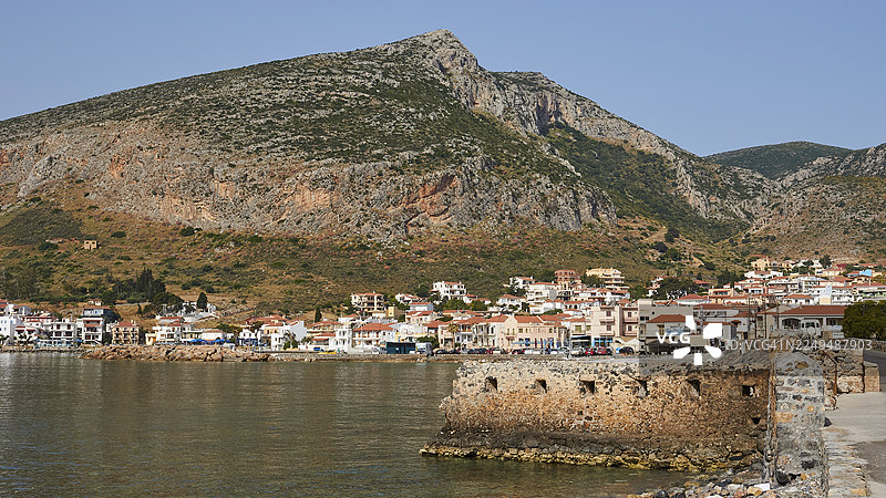 希腊拉科尼亚伯罗奔尼撒半岛上的莫奈姆瓦夏（Monemvasia），一座被高山环绕的岩石海岸上的小海滨城镇，也称马尔瓦西亚（Malvasy），是一座拜占庭风格的岩石岛屿堡垒小镇。图片素材