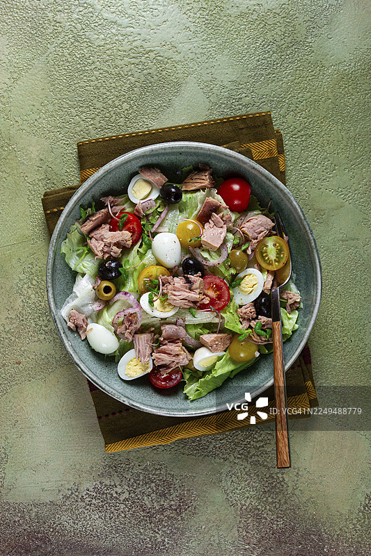 罐头金枪鱼沙拉，鹌鹑蛋蔬菜沙拉，生菜，红洋葱，圣女果，橄榄，生酮食品，健康食品，自制，无人图片素材