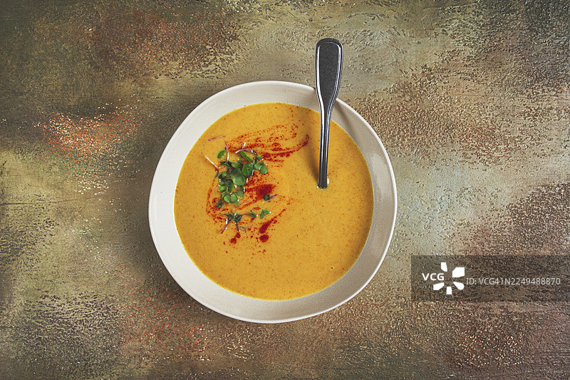 南瓜奶油浓汤，盛在白碗中，背景有纹理，俯视角度，自制，无人，乡村风格图片素材