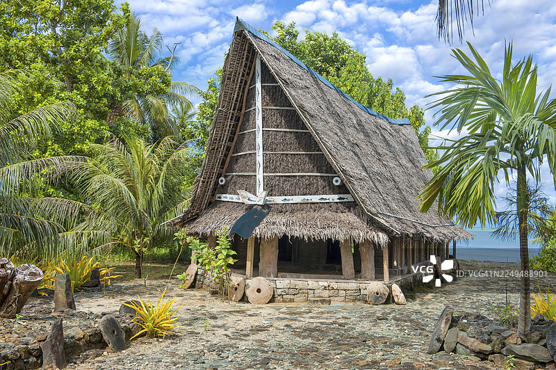 传统历史性的男性集会所，酋长男人的房子，位于棕榈树之间，背景是太平洋，地点为雅浦岛、雅浦州、加罗林群岛、密克罗尼西亚联邦、澳大利亚、大洋洲。图片素材