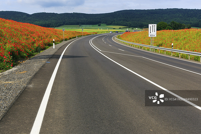 空旷的联邦公路B240，车流量少，虞美人盛开，埃舍尔斯豪森，威悉山地，霍尔茨明登，下萨克森州，德国图片素材