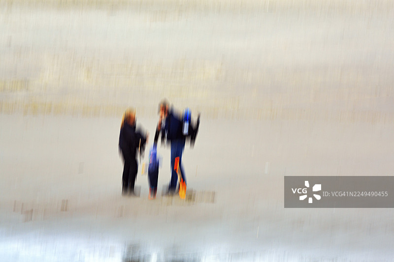 北海海滩上的一家三口，擦拭效果，长曝光，圣彼得彼得奥尔丁，埃德施泰特半岛，瓦登海国家公园，北弗里西亚，石勒苏益格-荷尔斯泰因，德国图片素材