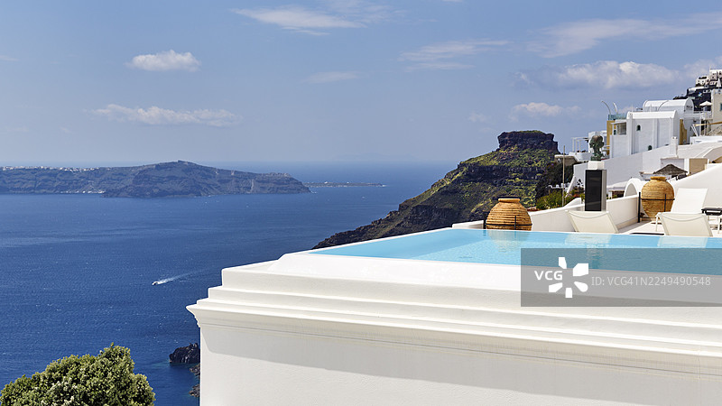 圣托里尼费罗斯特法尼的无边泳池，可俯瞰火山口、大海和斯卡洛斯岩。图片素材