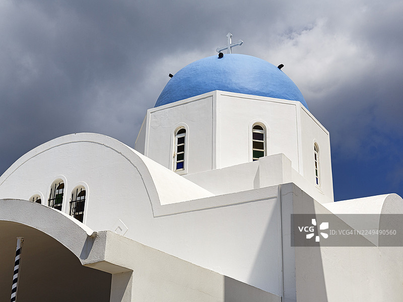蓝顶东正教教堂，戏剧性的多云天空，菲罗斯特法尼，锡拉，圣托里尼，基克拉泽斯，希腊图片素材
