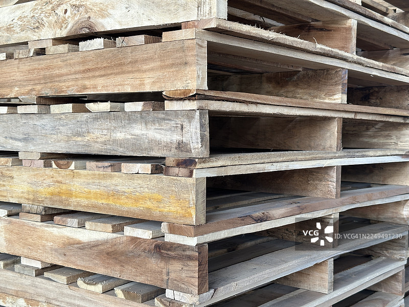 堆叠的木制运输托盘特写图片素材