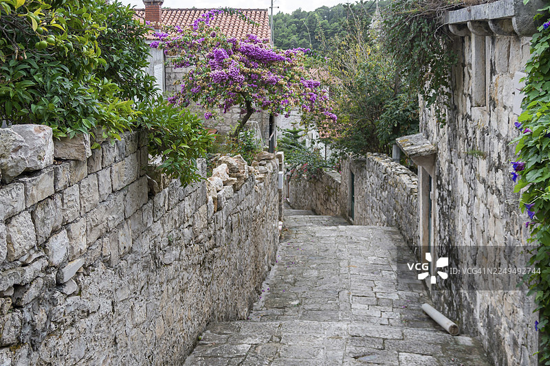 克罗地亚达尔马提亚卡夫塔特的小巷图片素材