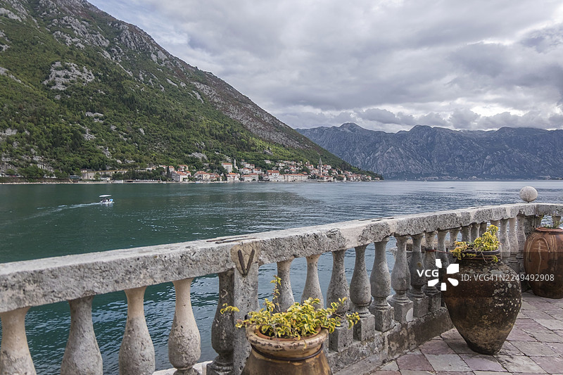 从圣母岩岛（也称岩石圣母）眺望科托尔湾的佩拉斯特，黑山图片素材