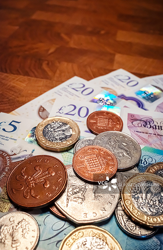 木头上的硬币和纸币图片素材