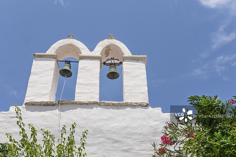 希腊基克拉泽斯群岛帕罗斯岛一座小教堂的钟楼图片素材