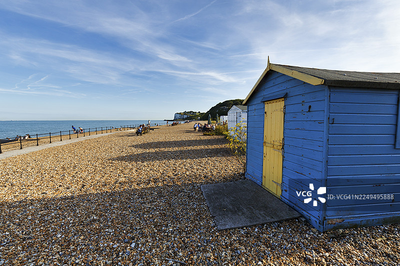 色彩斑斓的海滨小屋，位于鹅卵石海滩上，摄于卷云、金斯敦海滩、英吉利海峡、多佛、肯特郡、英格兰、英国图片素材