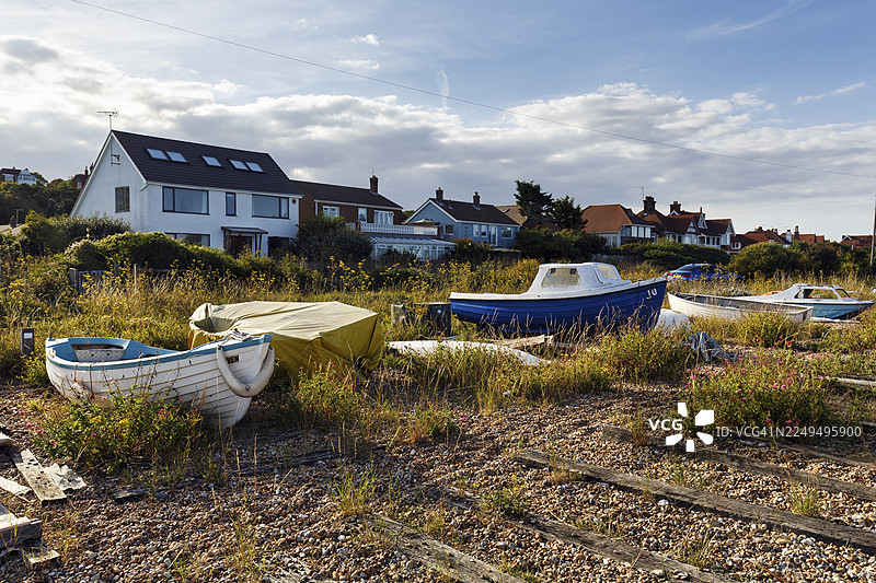 船只停靠在鹅卵石海滩上，地点是英格兰肯特郡多佛的国王镇海滩，英吉利海峡。图片素材