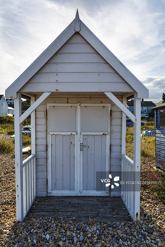 英国肯特郡多佛，英吉利海峡的国王镇海滩上，沙砾滩上有一间带小露台的独立海滩小屋图片素材