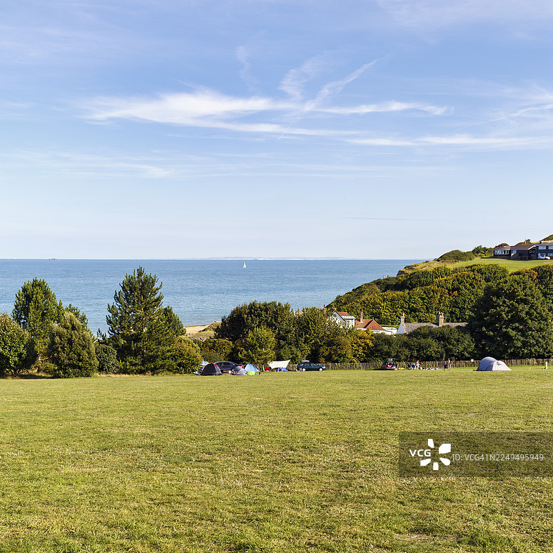 夏季帐篷，俯瞰大海的露营地，金斯敦，多佛，肯特，英格兰，英国图片素材