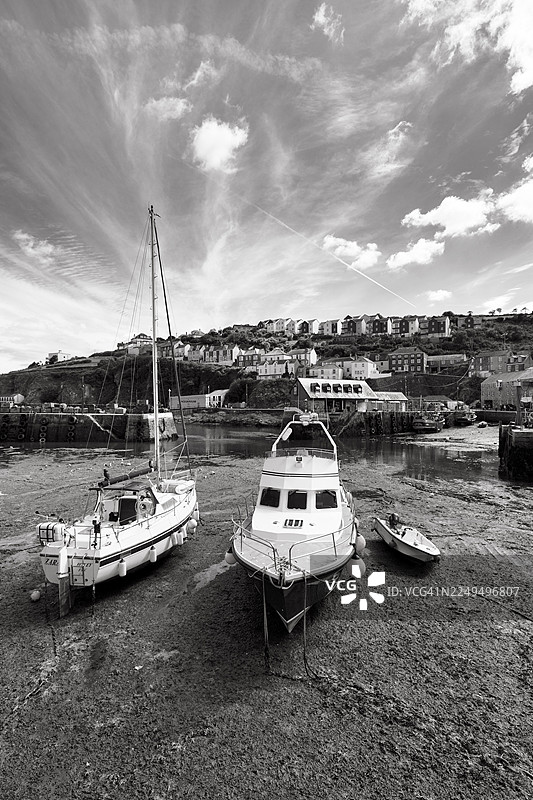 潮汐港中的渔船，低潮，单色，梅瓦吉西，圣奥斯塔，康沃尔，英格兰，英国图片素材