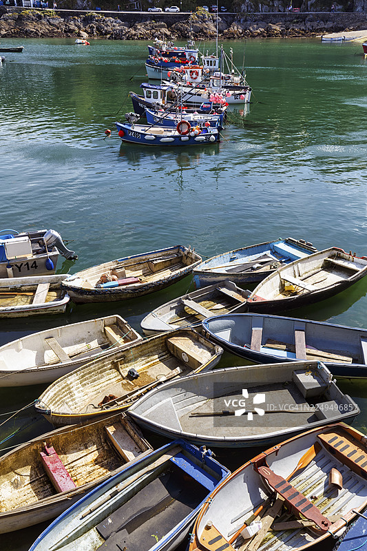 从上方俯瞰，位于英国康沃尔郡圣奥斯特尔梅瓦吉西港的渔船图片素材