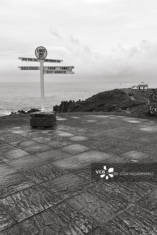 英国康沃尔郡彭赞斯市彭威思半岛兰兹角著名的路标，指向纽约、约翰 o' 格罗茨和锡利群岛，单色图片素材