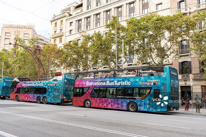 巴塞罗那旅游巴士双层巴士在市中心等待游客图片素材