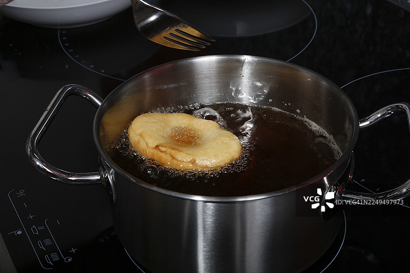 斯瓦比亚菜肴,收获蛋糕的准备,甜点,甜点,油炸,热油炸甜甜圈,锅,叉子,油炸,猪油面,祖母的厨房,地区性,家常菜,典型斯瓦比亚,经典食谱,传统菜肴,食物图片素材