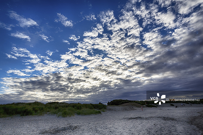 沙滩，傍晚的天空，春天的云彩，卡恩海滩，韦克斯福德，吉兰湾，罗斯兰半岛，爱尔兰图片素材