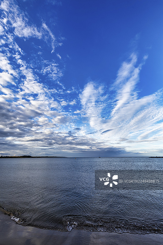 海岸线，卷云，积云，黄昏，卡恩海滩，韦克斯福德，杰兰斯湾，罗泽兰半岛，爱尔兰图片素材