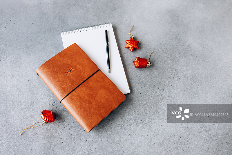 2026年计划本和笔记本，配有笔，放在灰色桌子上图片素材