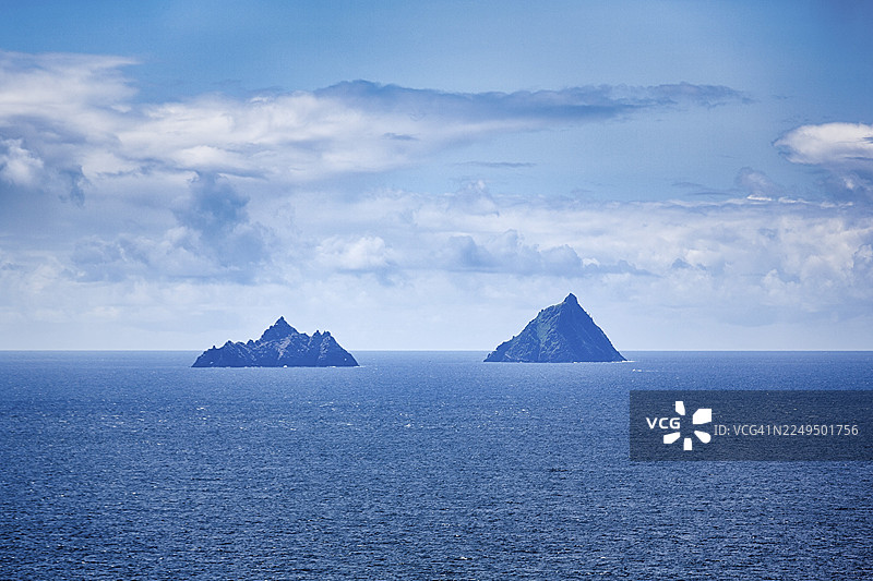 爱尔兰凯里郡伊维拉半岛波特马吉，斯凯利格环路的全景，野性大西洋之路，海上的两座岩石岛屿，斯凯利格迈克尔岛和小斯凯利格岛图片素材