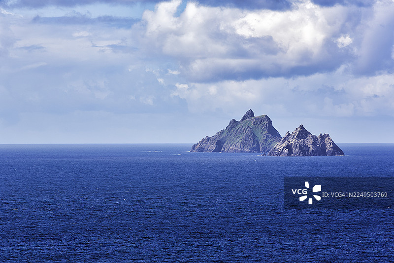 爱尔兰凯里郡沃特弗德半岛，波特马吉，斯凯利格环路的全景，拥有两座岩石岛屿：大斯凯利格岛和小斯凯利格岛。图片素材