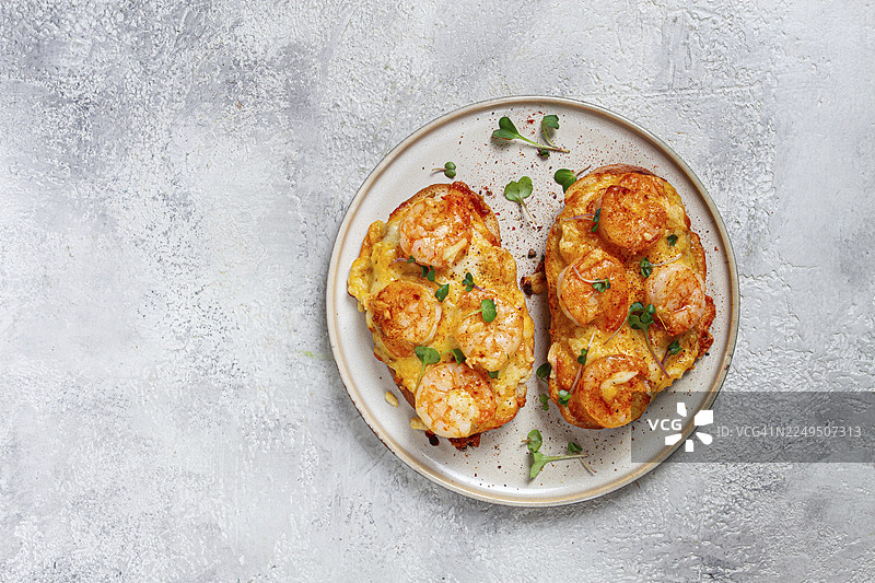 烤箱烤制的虾仁芝士三明治，搭配微型蔬菜，早餐，自制，无人图片素材