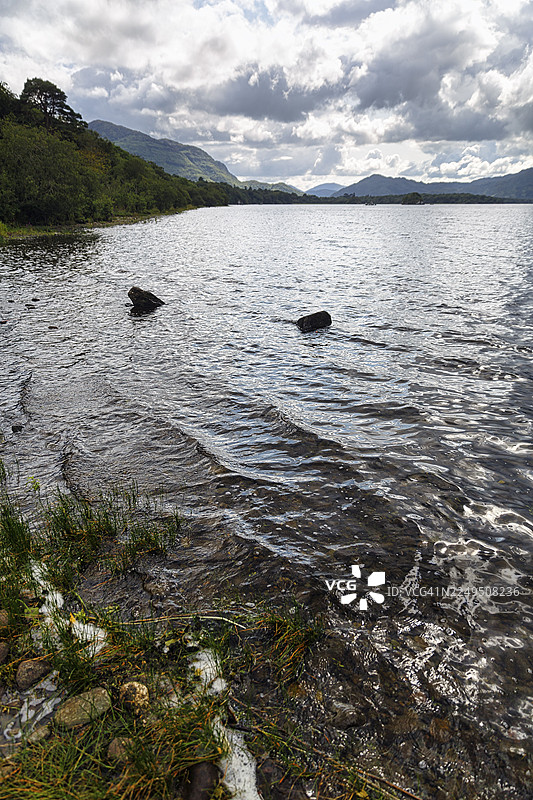 凯里湖湖岸，凯里国家公园，远处的山丘，凯里环线风景公路，伊维拉半岛，凯里郡，爱尔兰图片素材