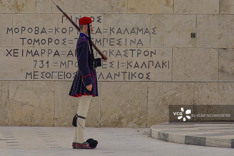 希腊总统卫队的埃夫佐尼卫兵在雅典国会大厦无名战士墓前图片素材