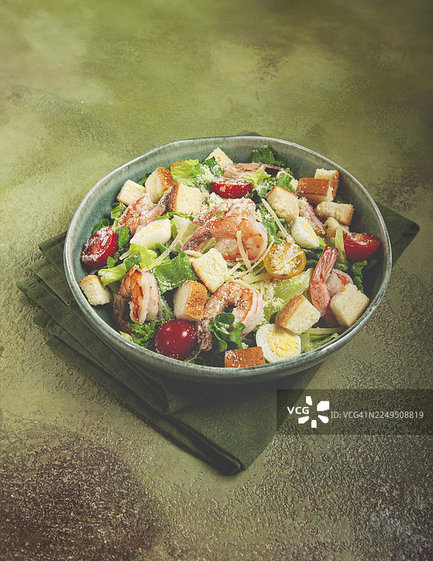 凯撒沙拉，配虎虾、虾沙拉、生菜、鹌鹑蛋、圣女果、帕玛森芝士，无人。图片素材