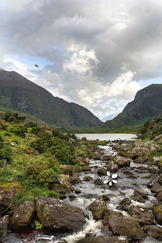 黄昏时分,救援直升机飞越邓洛峡谷山口,位于凯里环线风景道上的伊维拉半岛科克郡凯尔尼,爱尔兰湖畔图片素材