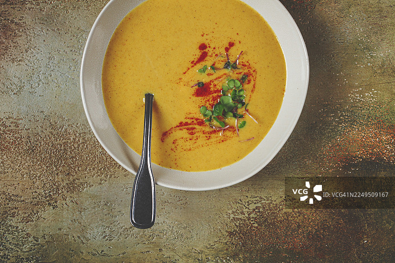南瓜奶油浓汤，盛放在白色碗中，背景有纹理，俯视角度，自制，无人物，乡村风格图片素材