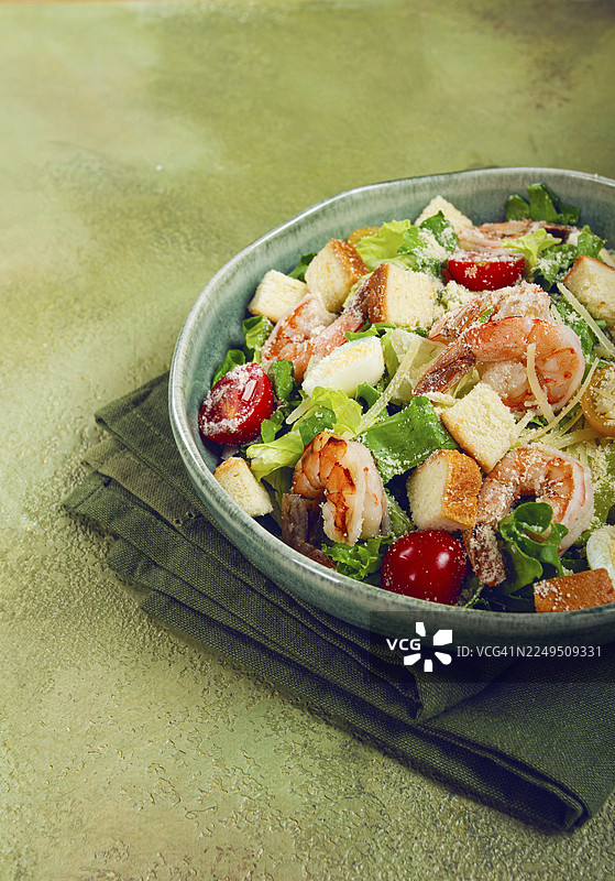 凯撒沙拉，配虎虾、虾仁沙拉、生菜、鹌鹑蛋、圣女果、帕玛森芝士，无人像图片素材