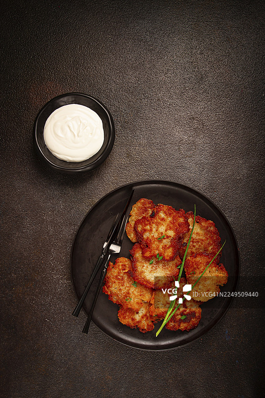 土豆煎饼，配酸奶油的煎饼，白俄罗斯菜肴，家常，无人图片素材