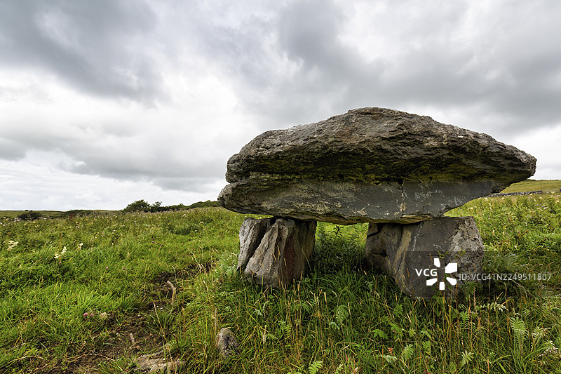 爱尔兰克莱尔郡草地上的神秘多尔门石墓图片素材