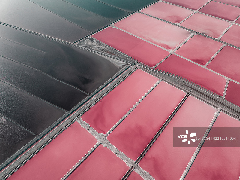 鸟瞰图，展示阿尔巴尼亚夫罗勒县粉色盐田的边缘图片素材