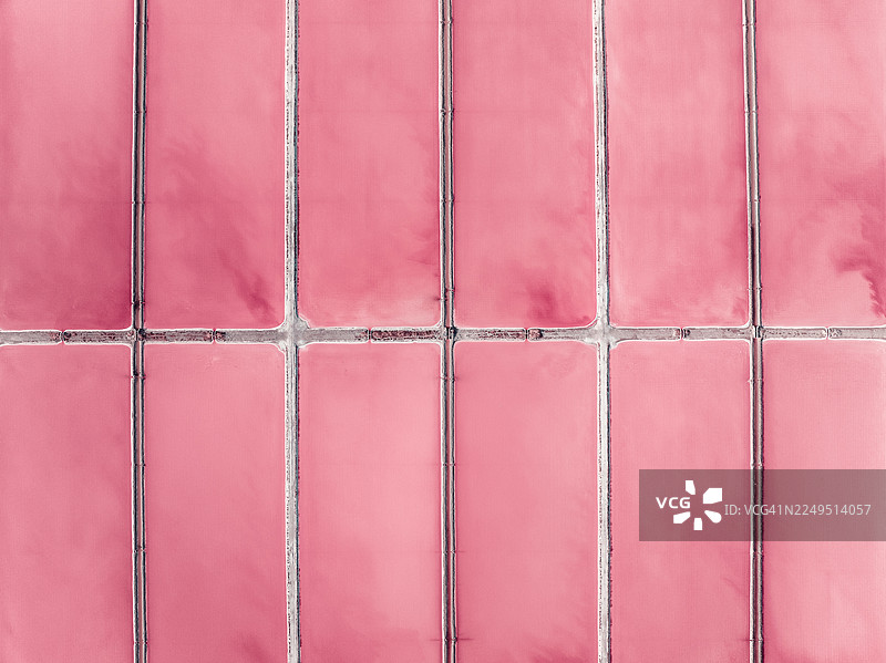 从高处俯拍的粉红色盐田，位于阿尔巴尼亚夫洛勒县图片素材