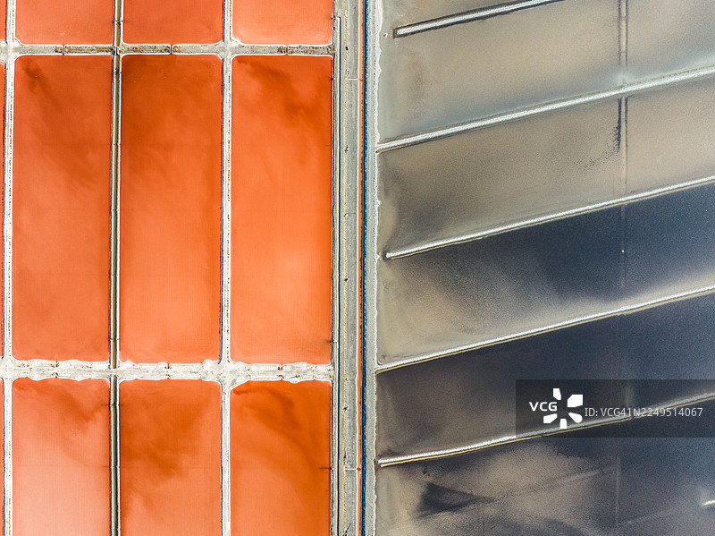 无人机拍摄的阿尔巴尼亚夫罗勒县的盐田照片图片素材