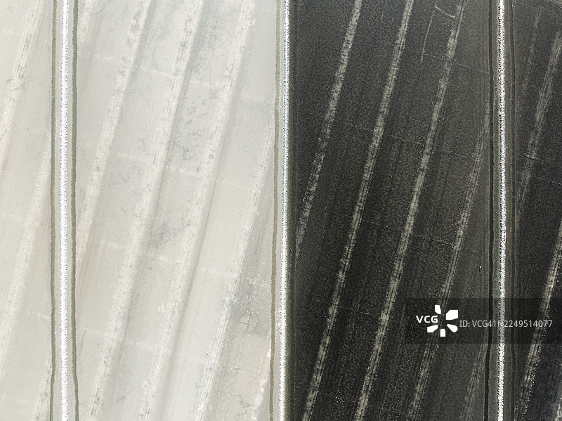 阿尔巴尼亚发罗拉县的盐田组成的俯视照片图片素材