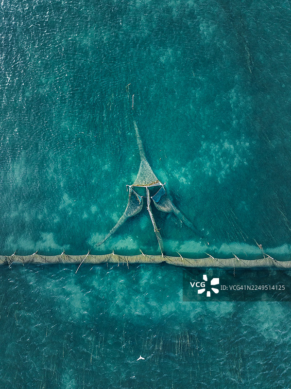 无人机视角拍摄的阿尔巴尼亚斯库台县斯库台湖渔网照片图片素材