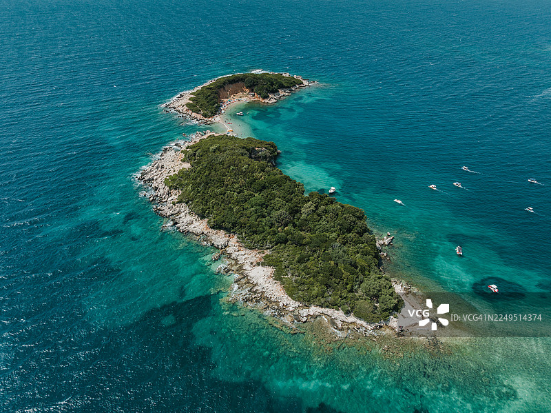 从空中拍摄的萨兰达海岸，瓦洛纳县，阿尔巴尼亚岛屿的图像图片素材
