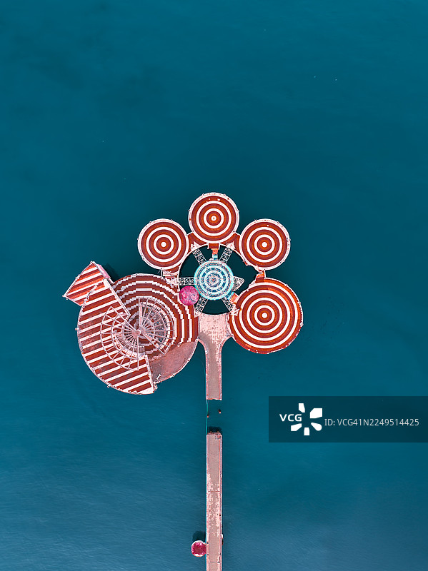 俯视照片，展示了亚得里亚海上一座被毁码头上废弃的游乐园图片素材