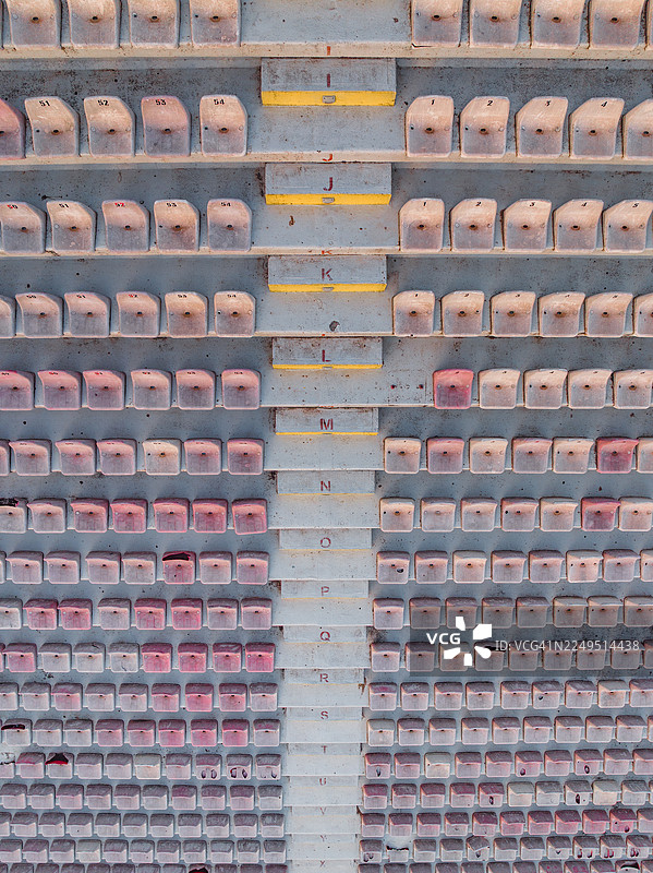 无人机视角拍摄的体育场空座位，阿尔巴尼亚斯库台图片素材