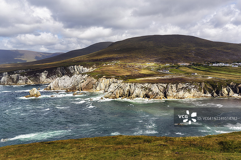 崎岖的悬崖,白垩悬崖,阿什利姆湾,波特纳哈利湾,全景大西洋大道,阿基尔岛,阿凯尔,梅奥,狂野大西洋之路,爱尔兰图片素材