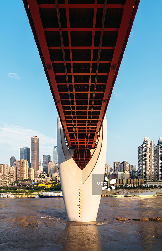 清晨时红桥的底部图片素材