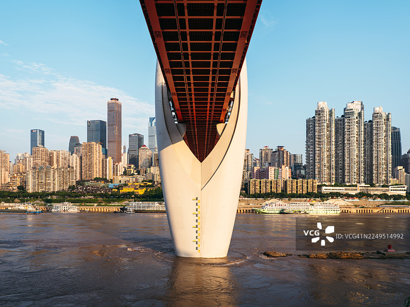 早晨的红色桥梁底部图片素材