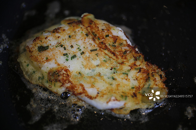 斯瓦比亚美食，康斯坦茨湖白鲑鱼柳配香草炸饼和奶油卷心菜的制作，酸菜，鱼肴，在平底锅中煎白鲑鱼，淡水鱼，装盘，典型的斯瓦比亚风味，传统美食新演绎，美食摄影图片素材